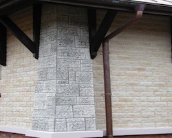 фасад из колотого бежевого мрамора